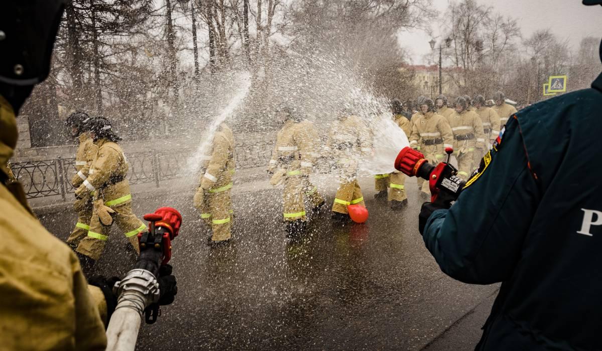 23 новобранца прошли посвящение в пожарные в центре Мурманска